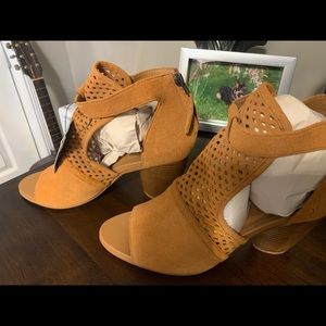 Emu leather BNWT light orange dame shoes.
